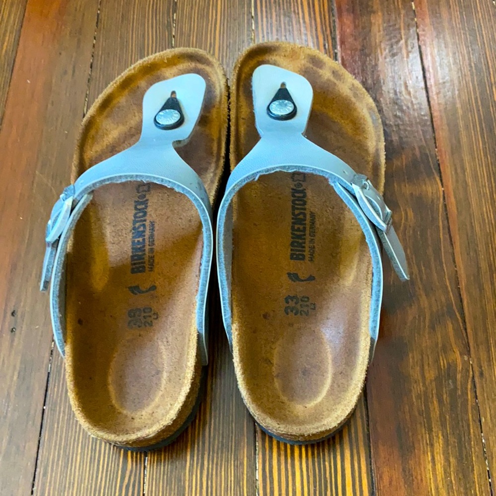 Size 33 kids silver Birkenstock’s in great shape !